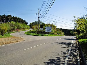 勝弦峠（長野県道254号） 諏訪・岡谷方面（手前）から塩尻・辰野方面（右奥）を望む。