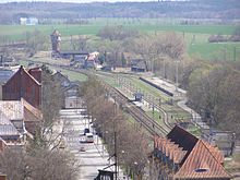 Luftaufnahme des Bahnhofes, links neben dem Wasserturm sind die Reste der Überführung der Rastenburger Kleinbahnen zu sehen