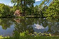 English: «Fischerkeusche» and a quercus robur (oak tree) on Koschatpromenade at the pond Deutsch: «Fischerkeusche» und eine Stiel-Eiche (Quercus robur) an der Koschatpromenade am Schlossteich