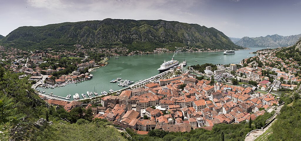 Kotor: Blick nordwestwärts auf die Altstadt und die Bucht von Kotor (UNESCO-Welterbe in Montenegro)