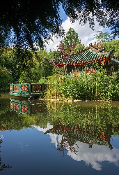 File:Kraichtal - Münzesheim - Asiatischer Garten - Teehaus unter Zweigen hindurch gesehen.jpg