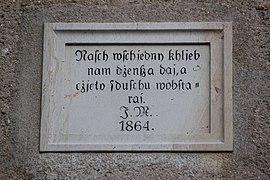 Wobnowjena tafla ze serbskim napisom na burskim statoku