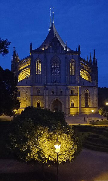 File:Kutná Hora, Church of Saint Barbara at night 01.jpg