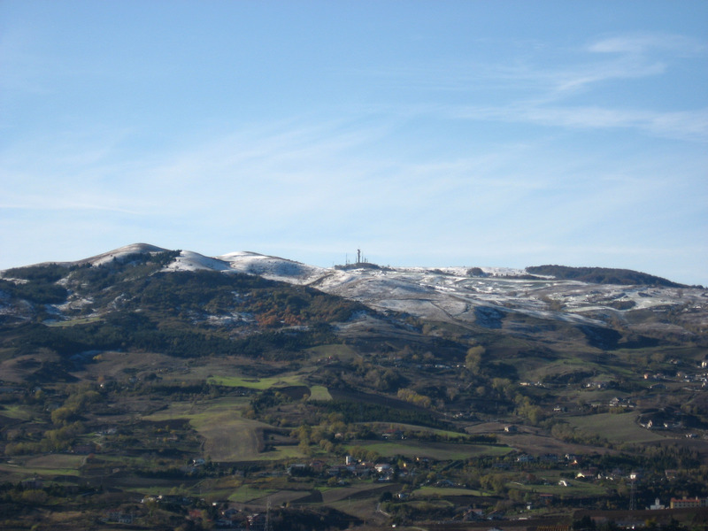 File:L'Altopiano dei Li Foj come appare dalla città di Potenza.PNG