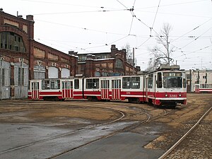 Vagón de tranvía LVS-93 3280 en la vía 13 del depósito de tranvía No. 2 (llamado así por Leonov).