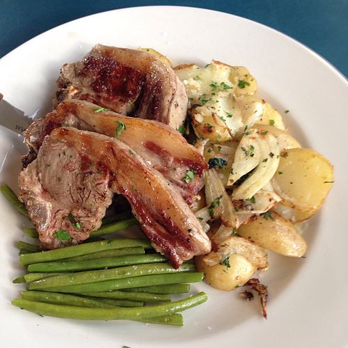 Lamb chops with new potatoes and green beans
