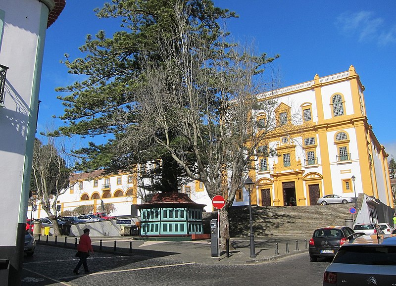 File:Largo do Prior do Crato e Igreja de Nossa Senhora do Carmo.jpg