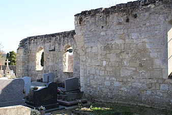 Les ruines de l'église près du cimetière dans le village perché en 2022.