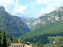 Les gorges du Loup vues de la place de l'Église.