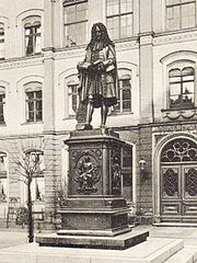 Im Uni-Campus vor dem Bornerianum (1908)