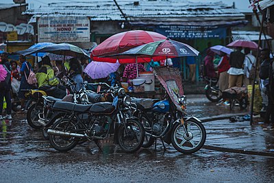 Motocycles garés, attendant la baisse de pluie