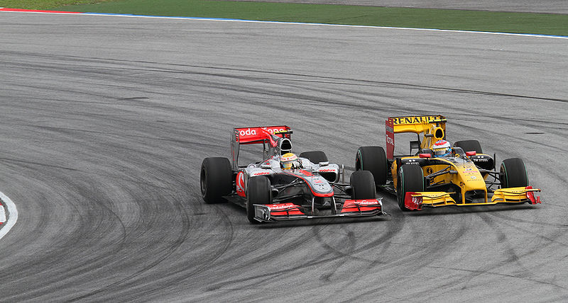 Berkas:Lewis Hamilton overtaking Vitaly Petrov 2010 Malaysia.jpg