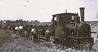 Stoomlocomotief met kiepwagens bij de aanleg van het kanaal te Haghorst. Foto 1922.