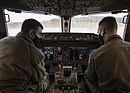 EICAS de un Boeing KC-46 a la centroizquierda