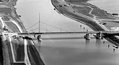 Die Harmsenbrug kurz nach ihrer Fertigstellung 1968, Blick nach Südost