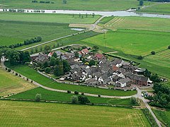 Omgeving Schenkenschanz vanuit de lucht, op de achtergrond de Griethauser Altrhein met veerpont (opgeheven in 2016)