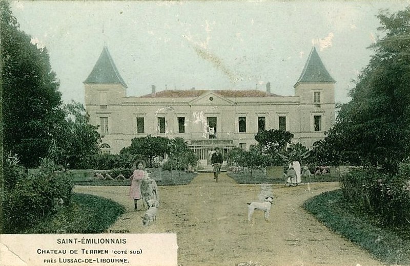 File:Lussac (Gironde) - château Terrien 3.jpg