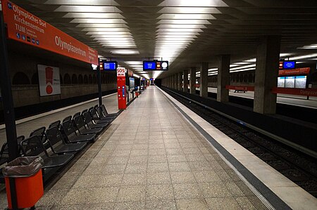 München U Bahnhof Olympiazentrum auf Bahnsteig zu Gleis 3 7.12.2013