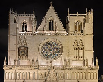 Photographie couleur de la façade occidentale de la primatiale, prise de nuit.