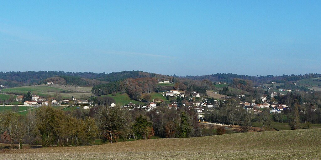 1024px-Manzac-sur-Vern_village.JPG