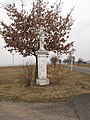 Čeština: Křížek ve vsi Markvarec (obec Hřivice). Okres Louny, Česká republika. English: Wayside shrine in Markvarec village (Hřivice municipality), Louny District, Czech Republic.