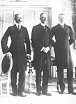 การพบกันของสามพระมหากษัตริย์สแกนดิเนเวีย ในปี ค.ศ. 1914: สมเด็จพระราชาธิบดีโฮกุนที่ 7 แห่งนอร์เวย์, สมเด็จพระเจ้ากุสตาฟที่ 5 แห่งสวีเดน และ พระเจ้าคริสเตียนที่ 10 แห่งเดนมาร์ก