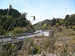 名阪国道のΩカーブ区間と奈良県道187号福住上三橋線との立体交差部周辺