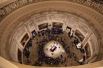 ארון הקבורה של בוש מוצב בפני אישים, מנהיגים ובני משפחת בוש ברוטונדה של הקפיטול, 3 בדצמבר 2018