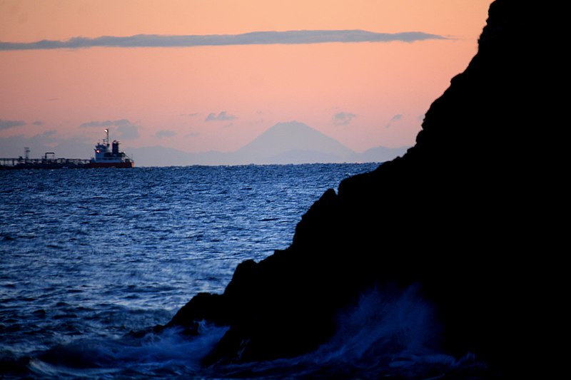 File:Meoto-iwa and Mount Fuji (zoom).jpg