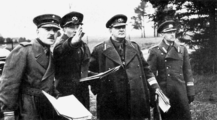 Nikolai Reek tábornok (jobbról a második) a finn hadsereg vezérkari főnökével, Lennart Oesch tábornokkal (balra) figyeli a finn-észt védelmi szerződés megkötését követően tartott észt hadgyakorlatot 1938 októberében