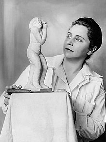 Милли Стегер позирует с обнаженной скульптурой высотой 2 фута, установленной на столе