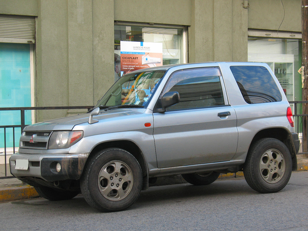 FileMitsubishi Pajero iO 1.8 GDi 1998 (14530004965).jpg