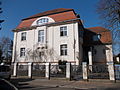 Villa mit Einfriedung, Garage, Steinbank und Bassin