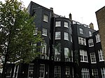 Curzon Place, London. Lägenheten th på 4 våningen tillhörde Nilsson, det var i den Cass Elliot och Keith Moon dog.