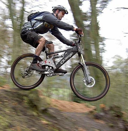 En mountainbike med affjedret stel og skivebremser fanget midt i et hop. Foto: Andy Armstrong