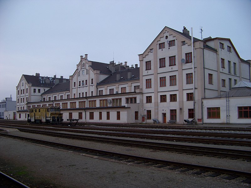 File:Nádraží Liberec, budova, z kolejiště.jpg