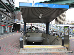 Nagoya-subway-T10-Tsurumai-station-entrance-1-20100316.jpg