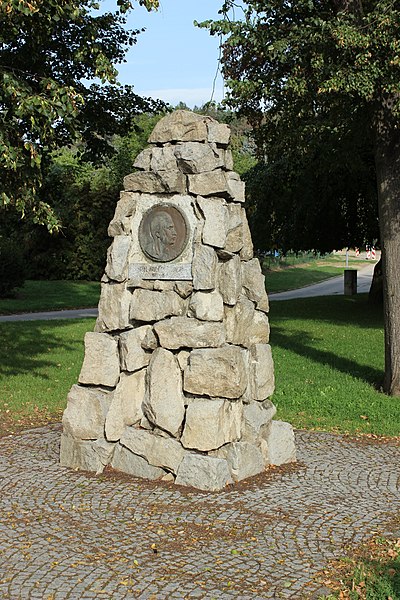 File:Napajedla, Komenského, pomník Karla Havlíčka Borovského (2).jpg