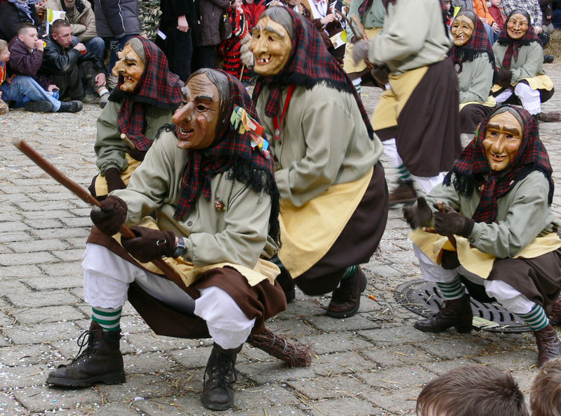 File:Narrenzunft Spritzenmuck Ehingen Hexen Narrentreffen Meßkirch 2006 1.jpg