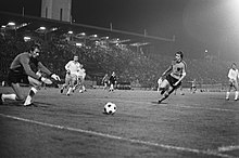 Finland against the Netherlands from 1975 Nederland tegen Finland 4-1 Harry Lubse rechts in aktie tegen de Finse keeper E, Bestanddeelnr 928-1355.jpg