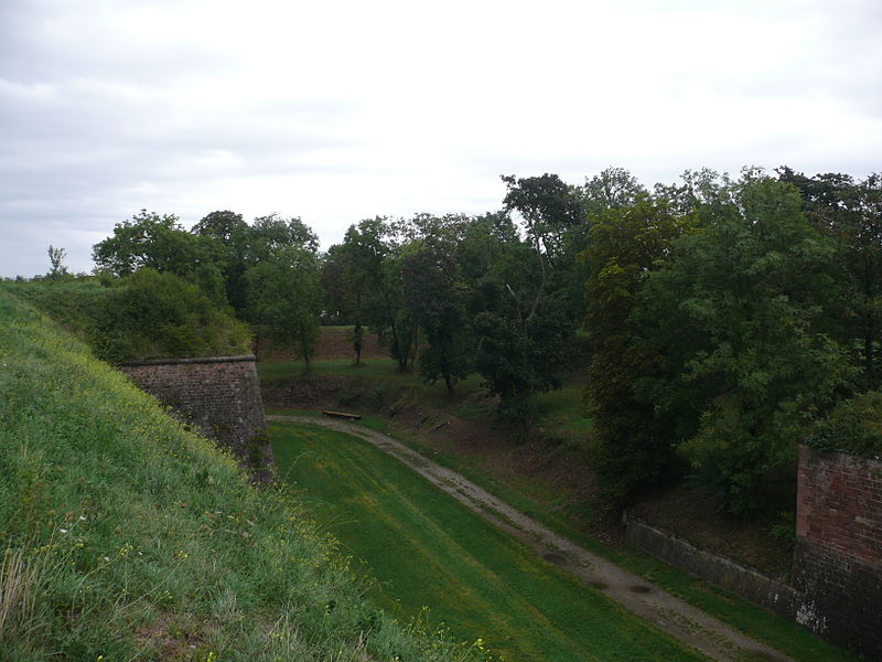 File:Neuf-Brisach - rempart 01.JPG