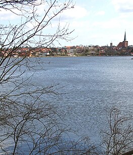 NeustädterBinnenwasser BlickNeustadt Bahndamm.jpg