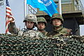 大韓民國陸軍士兵與美軍士官站在位在板門店的觀察哨（英语：Observation post），一同視察朝韓非軍事區的狀況。