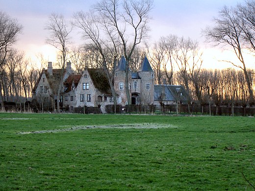 Het kasteel van Oostkerke, een van de locaties waar de serie werd opgenomen
