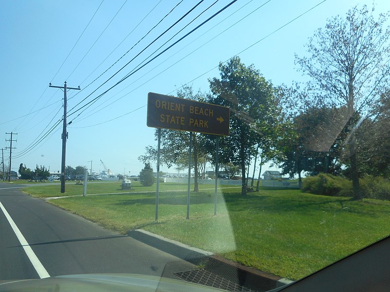 File:Orient Beach State Park; NY 25 Brown Directional Sign.JPG