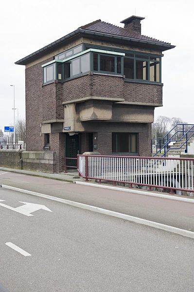 File:Overzicht van de voorgevel van het bedieningsgebouw, binnensluishoofd (grote sluis) - Rotterdam - 20426295 - RCE.jpg