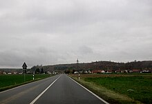 Blick auf Pöhlde und den dahinterliegenden Rotenberg von der Landesstraße 530