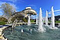 English: Fish fountain inside the roundabout Deutsch: Fischbrunnen im Kreisverkehr