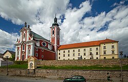 Pacovský zámek s barokním klášterním kostelem svatého Václava