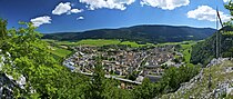 En panoramautsikt över byn Fleurier (Val-de-Travers kommun).